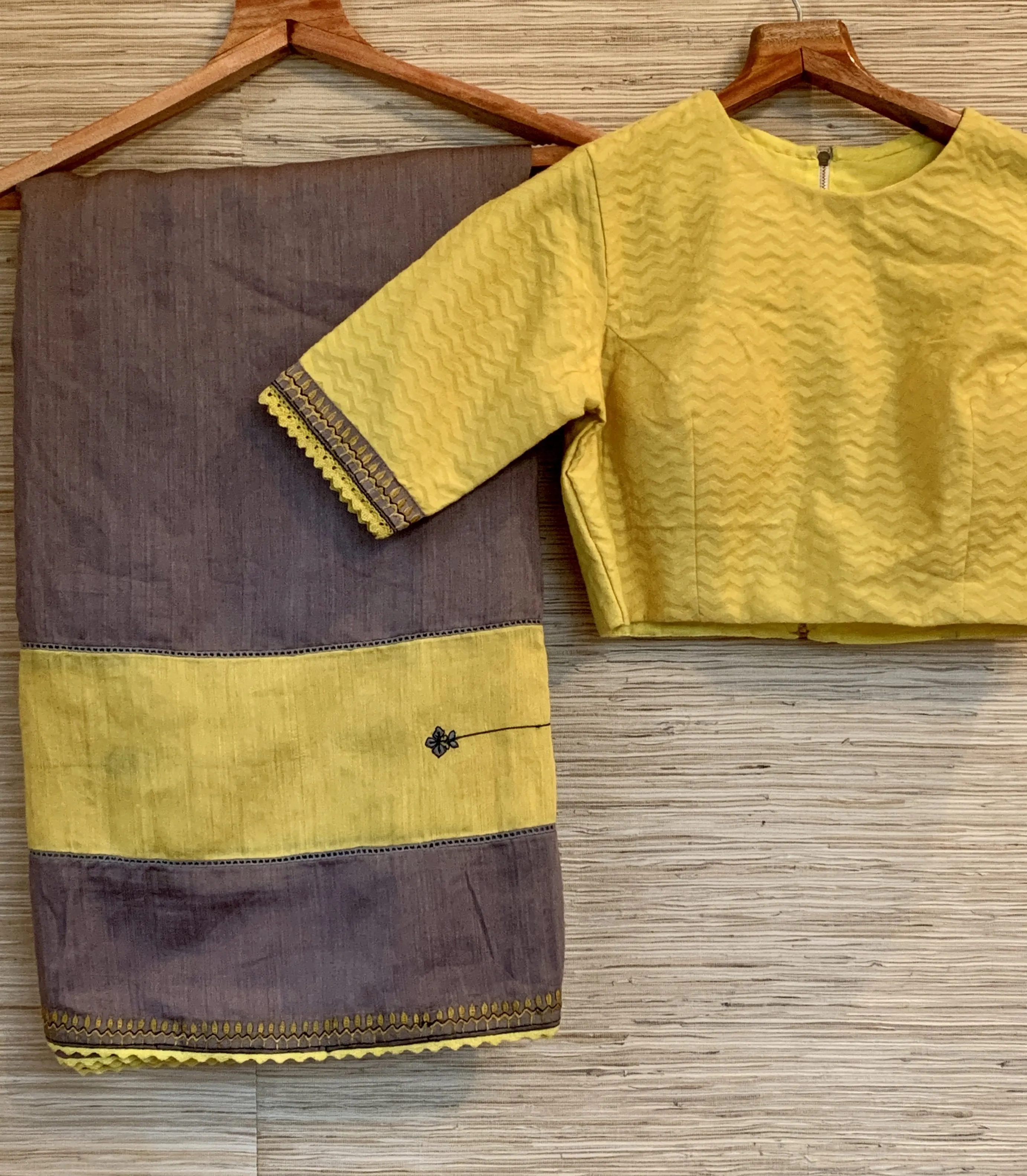 90Z073-NRO Grey and Yellow Handloom Saree with Saree Blouse