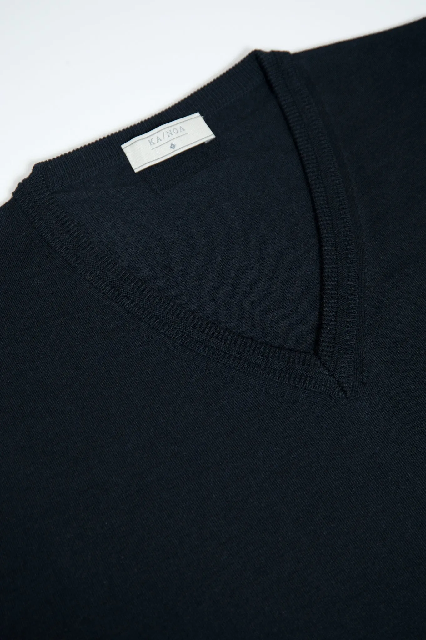 Andre V-Neck Jumper Superfine Merino Wool (Dark Blue)