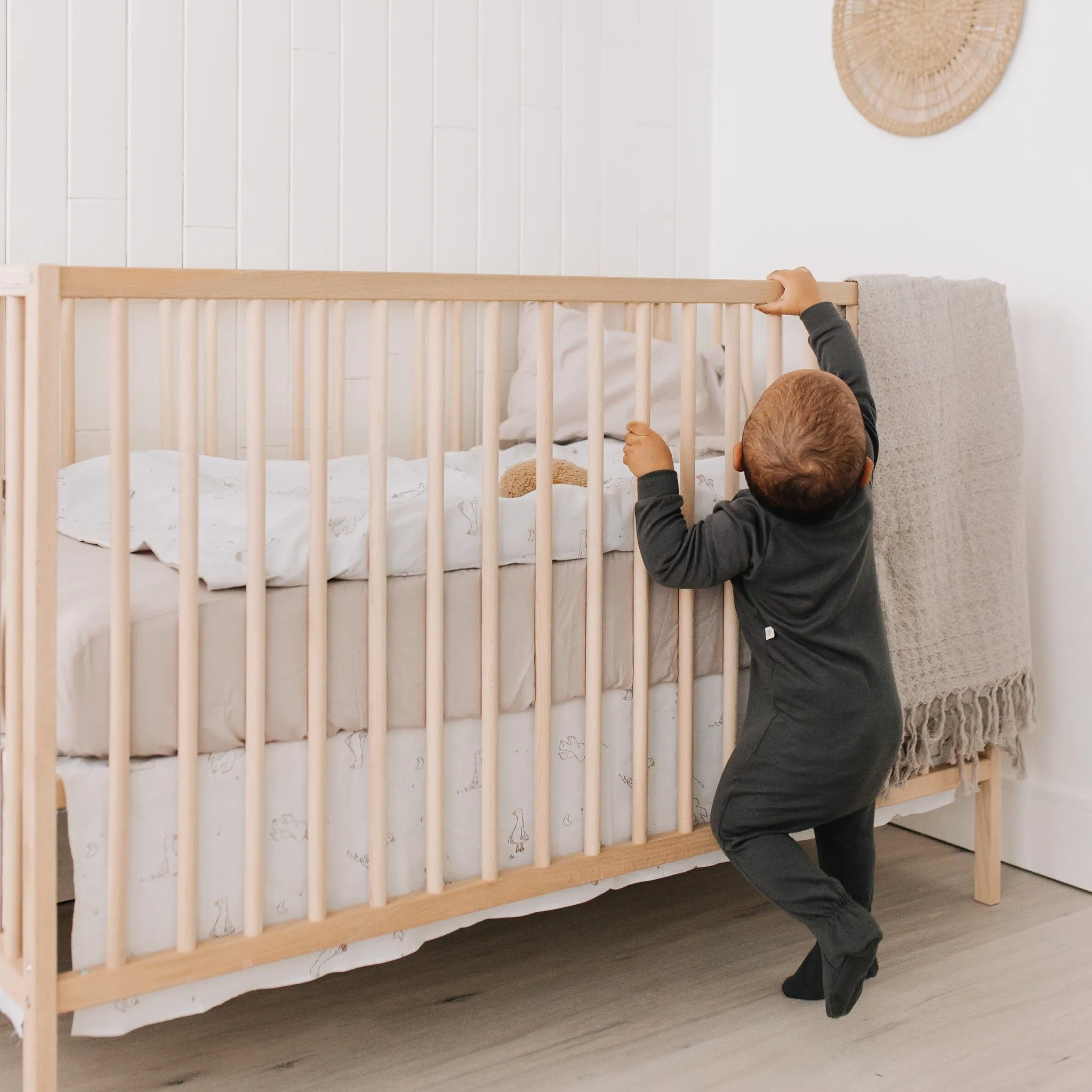 Crib bed skirt - Goose