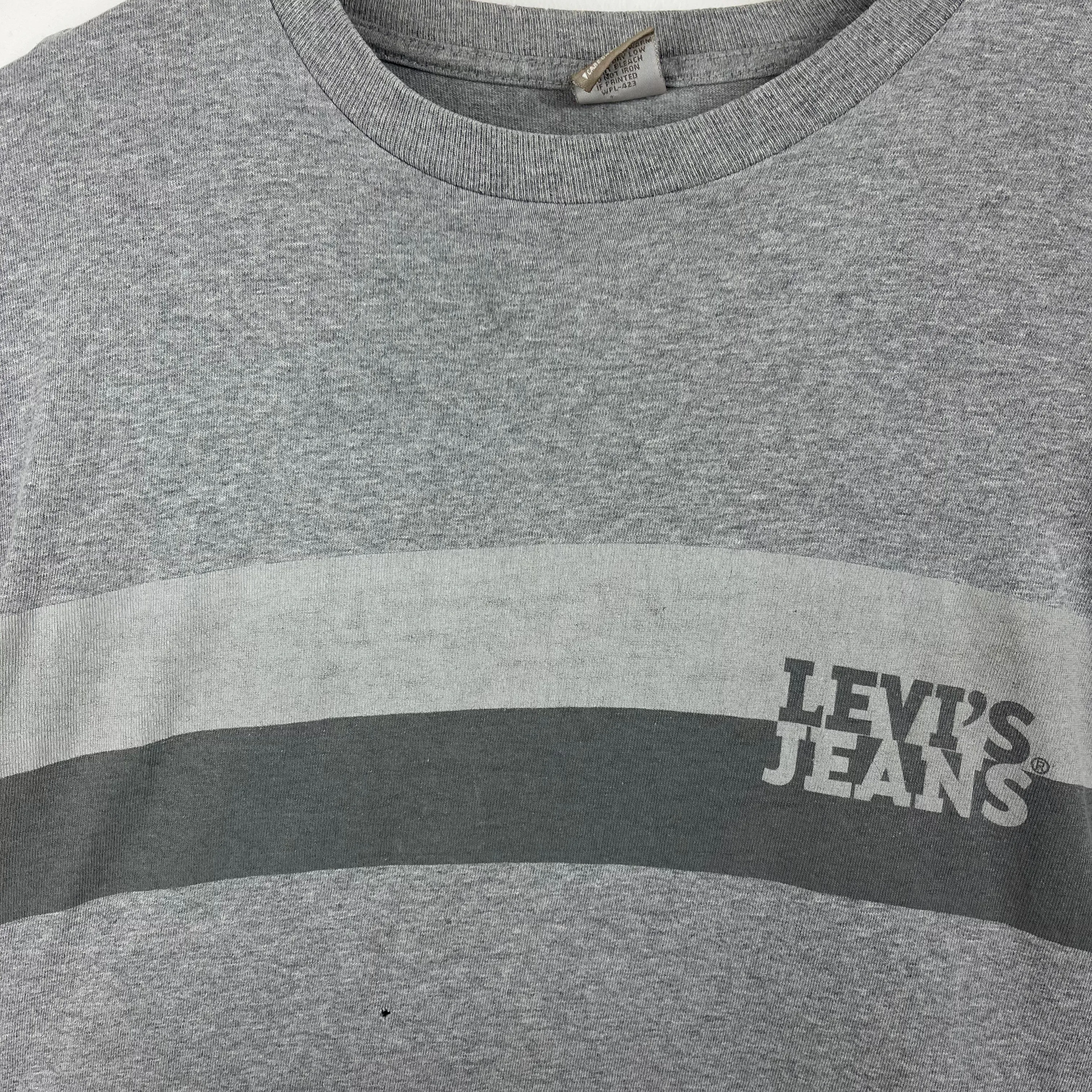 Vintage Levi’s T-Shirt (Medium)